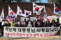 [포토] 엄숙한 분위기 속, 집회 이어가는 시민들