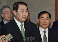 [포토] 기자들의 질문에 답하는 박주선 의원