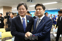 [포토] 유승민 의원과 악수 나누는 지상욱 의원