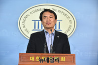 [포토] 예비경선 관련 발언하는 김진태 의원
