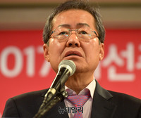 [포토] 천하대란 어떻게 풀것이가? 대담 참석한 홍준표 경남지사