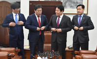 [포토] 옷 매무새 고치는 교섭단체 4당 원내수석