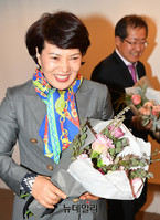 [포토] 꽃다발 받은 홍준표 경남지사 내외