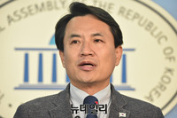 [포토] 현안관련 기자회견 갖는 자유한국당 김진태 의원