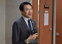 [포토] 질문에 답하는 자유한국당 김진태 의원