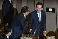 [포토] 국무위원들과 인사 나누는 정세균 국회의장