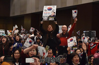 [포토] 김진태 예비후보 등장에 열광하는 지지자들