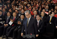 [포토] 야유속에 단상으로 향하는 인명진 비대위원장