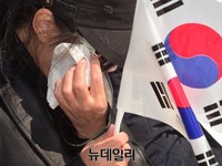 [포토] 故 김해수-김완식-이정남 국민장 영결식, 눈물 닦는 참가자