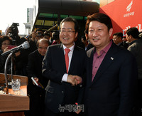 [포토] 홍준표 대선출마 선언장 찾은 권영진 대구시장