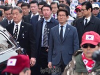 [포토] 국민장 영결식, 운구차 뒤따르는 김문수