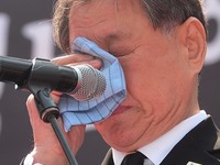 [포토] 눈물닦는 정광택 탄기국 대표