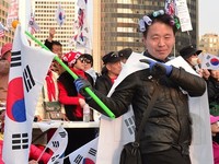 [태극기집회] 헤어롤 말고 태극기 든 집회 참가자