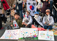 [태극기집회] 크레파스로 쓴 '탄핵무효'