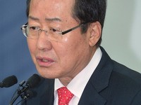 [포토] 질문에 답하는 홍준표 자유한국당 대선주자