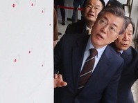 [포토] 5.18 헬기사격 탄흔현장 방문한 문재인