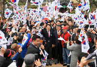 [포토] 김진태, 박정희 전 대통령 생가 방문에 환영하는 태극기