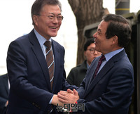 [포토] 광주 찾아 악수하는 문재인