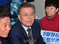 [포토] 광주 오월어머니에게 항의받는 문재인