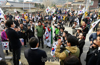 [포토] 지지자들에게 인사하는 김진태