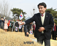 [포토] 경북 성주 조부묘소 찾은 김진태