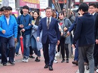 [포토] 홍보영상 촬영 위해 전남대 방문한 문재인