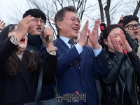 [포토] 전남대에서 홍보영상 촬영하는 문재인