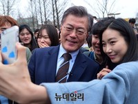 [포토] 전남대 학생들과 사진찍는 문재인