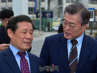 [포토] 광주시장과 논의하는 문재인