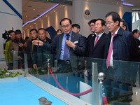 [포토] 새만금홍보관 둘러보는 홍준표 대선주자