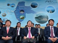 [포토] 새만금사업 설명 듣는 홍준표 대선주자