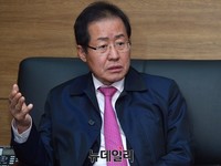 [포토] 새만금사업 논의하는 홍준표 대선주자