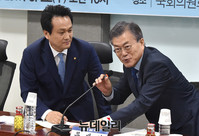 [포토] 공청회장 떠나는 더불어민주당 문재인 전 대표