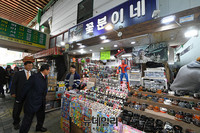 [포토] 국제시장 꽃분이네 찾은 홍준표 예비후보