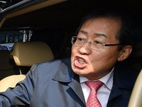 [포토] 위안부합의-단일화 관련 질문받는 홍준표 예비후보