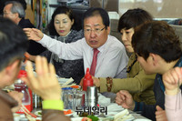 [포토] 자갈치시장 상인들과 오찬하는 홍준표
