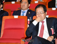 [포토] 부산울산경남 비전대회, 생각하는 홍준표