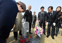 [포토] 천안함46용사 유가족과 인사하는 홍준표