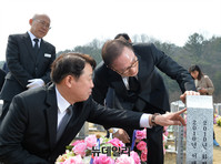 [포토] 천안함46용사 묘역 찾은 이명박 전 대통령