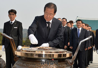 [포토] 현충탑 분향하는 홍준표 대선주자