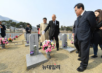 [포토] 천안함 묘역 살펴보는 홍준표 대선주자