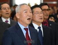 [포토] 애국가부르는 남재준 전 국정원장