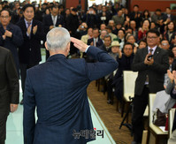 [포토] 거수경례하는 남재준 전 국정원장