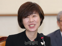 [포토] 미소짓는 이선애 헌법재판소 재판관 후보자