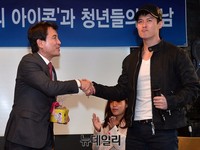 [포토] 청년과 악수나누는 김진태 대선주자