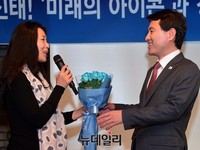 [포토] 꽃 선물받는 김진태 대선주자