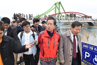 [포토] 모래시계 공원 찾은 홍준표