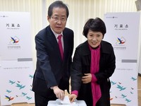 [포토] 투표하는 홍준표 경남지사 내외