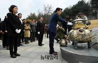 [포토] 박정희 전 대통령 묘역 찾은 김진태