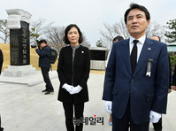 [포토] 김영삼 전 대통령 묘역 찾은 김진태 대선주자